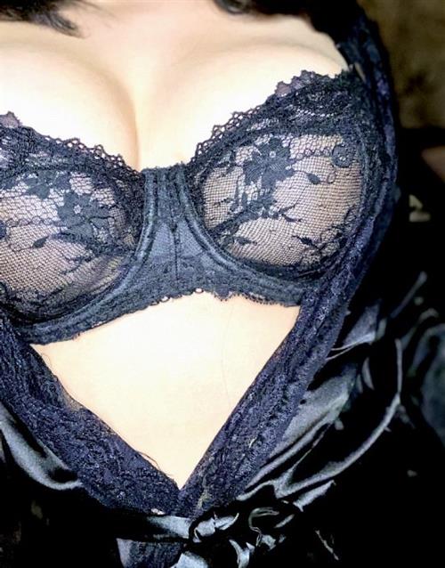 Her zaman ateşli Khamphee escort ile Hınıs'de Evde masaj