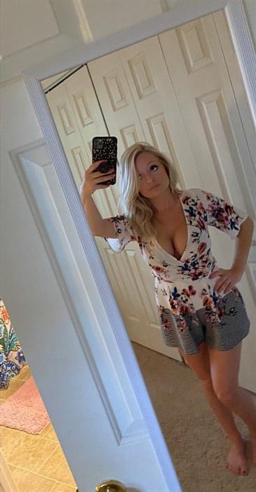 Buksomi escort Menny